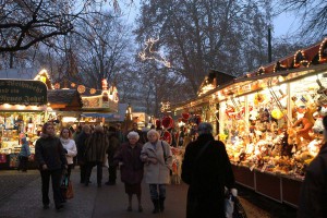 Der Weihnachtsmarkt im Volksgarten, den es seit schier ewigen Zeiten gibt, zeigt sich als wahre ³Märchenwelt² für Kinder. Die großen und beweglichen Märchengruppen versetzen die kleine Besucher bereits seit Generationen in Erstaunen und Bewunderung. 2016 feierte der Weihnachtsmarkt seinen 60jährigen Bestand. Foto: Stadt Linz