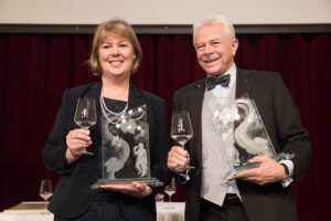 Bacchuspreisträger 2017: Anne J. Thysell (Spar), sowie Prof. Dr. Walter Kutscher (Vizepräsident Wiener Sommelier Verein) Foto: ÖWM / Anna Stöcher