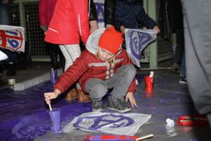 Bereits Stunden vor dem Spiel trafen sich unzählige junge Fans und kreierten vor den Stadion-Toren ihre eigenen Fahnen. Foto: FAK