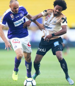 Heiko Westermann (links) gegen Bruno Felipe Souza da Silva. Aus FK AUSTRIA WIEN gg. LASK / 2 : 0, vom 12. August 2017. Foto: GEPA