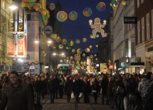 Die Beleuchtung verbreitet Weihnachtsstimmung in der gesamten Innenstadt. Hier ein Blick auf die beliebt-belebte Landstraße. Nur mühsam bahnt sich die Tramway der LINZ AG ihren Weg durch die Menge. Vom Volksgarten zum Hauptplatz sind es mit der ³Elektrischen² im Normalfall keine 5 Minuten. Foto: Stadt Linz
