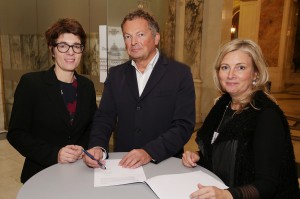 Dr. Monika Sommer (links, Direktorin des Hauses der Geschichte Österreich) mit Mag. Peter Weinhäupl (Direktor der Klimt-Foundation) und Mag. Sandra Tretter (stv. Direktorin der Klimt-Foundation) bei der Unterzeichnung des Leihvertrags. Foto: Österreichische Nationalbibliothek/APA-Fotoservice/Hautzinger