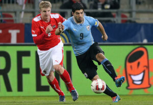 Martin Hinteregger (links) gegen Luis Suarez am 5. März 2014 beim 1 : 1 in Klagenfurt. Foto: GEPA