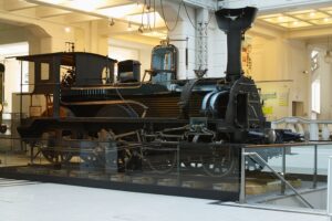 Hierbei dreht es sich um die Schnellzug-Dampflokomotive der k.u.k.St.B. 1.20 Schnittlok der Österreichischen Nordwestbahn des Jahres 1883. Sie verfügt in Natura über 35,3 t Gewicht. Foto: Technisches Museum Wien