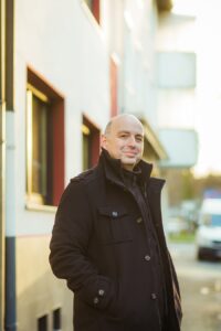 Frank Goosen in seiner Heimatstadt Bochum. Foto: Ira Schwint