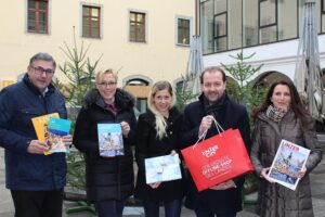 Tourismusdirektor Georg Steiner, Mag.a Anke Merkl (Leiterin der Abteilung Wirtschaft und EU), Stadträtin Doris Lang-Mayerhofer, Vizebürgermeister Mag. Bernhard Baier und Anita Mayer (Linzer City Ring), von links, bei der Präsentation von "Linz, Advent" im Innenhof des Ursulinenhofes. Foto: Stadt Linz 