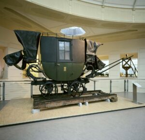 Dies war ein Personenwagen II. Klasse der Pferdeeisenbahn, unterstellt der Ersten Eisenbahn Gesellschaft. Die bahneigene Werkstätte in Urfahr (damals noch nicht zu Linz gehörend), erbaute ihn dem Vernehmen nach 1841. Das Gewicht beträgt 5,9 t. Foto: Technisches Museum Wien
