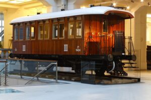 Der Personenwagen Cu 9424 war ein Personenwagen der III. Klasse. Er gehörte der k.u.k. Österreichischen Staatsbahnen an und wurde nach seiner Erbauung 1898 als Wiener Stadtbahnwagen geführt. Sein Gewicht betrug 10,1 t. Foto: Technisches Museum Wien