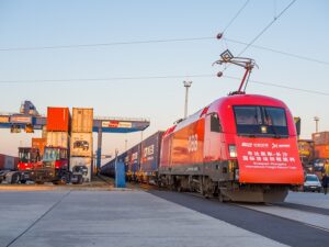Eine österreichische Taurus-Lokomotive der ÖBB auf großer Fahrt. Der XiangOuExpress transportiert 45 Container, beladen mit Lebensmitteln, Haushaltsgeräten und Ersatzteilen für die Automobilindustrie in die Stadt Changsa in der chinesischen Provinz Hunan. Foto: Vörös Attila Indoház
