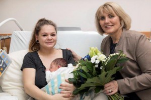 Das 2.000 YoungMum-Baby: Der kleine Theodor mit seiner jugendlichen Mama und Nisfeta Pacic, Leiterin von YoungMum. Foto: khgh.at