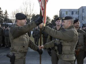 Feierliche Kommandoübergabe beim Welser Panzerbataillon 14. ObstltdG Gregor Scheucher (links) übergibt die Standarte an Oberst Martin Bogenreiter. Foto: Bundesheer / Simader 