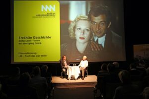 Vor der Filmvorführung "38 - Auch das war Wien" nach der Idee von Friedrich Torberg mit mit Sunnyi Melles und Tobias Engel in den Hauptrollen (siehe im Hintergrund) führte Moderator Reinhard Linke (links) mit Regisseur Wolfgang Glück ein überaus informatives und interessantes Zeitzeugengespräch. Foto: Museum Niederösterreich