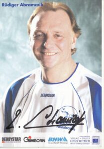 Der heute 61-jährige Rüdiger Abramczik erinnert sich an einen seiner Trainer, den Wiener Meistermacher Max Merkel. Autogrammkarten-Foto: Sammlung oepb