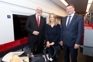 Die ÖBB, als auch das BMVIT, nahmen diesen Umstand zum Anlass, um Worten auch Taten folgen zu lassen. ÖBB Vorstandsvorsitzender Andreas Matthä (links), sowie Bundesminister Jörg Leichtfried mit einer jungen Mutter als zufriedener Kundin. Foto: ÖBB / Andreas Scheiblecker