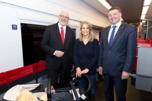 Die ÖBB, als auch das BMVIT, nahmen diesen Umstand zum Anlass, um Worten auch Taten folgen zu lassen. ÖBB Vorstandsvorsitzender Andreas Matthä (links), sowie Bundesminister Jörg Leichtfried mit einer jungen Mutter als zufriedener Kundin. Foto: ÖBB / Andreas Scheiblecker 