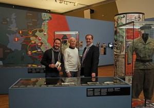 Von links: Geschäftsführer Matthias Pacher, Wolfgang Glück und Moderator Reinhard Linke beim Besuch der Schwerpunktausstellung zur Ersten Republik. Foto: Museum Niederösterreich 