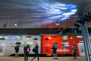 Der Bahnhof Praterstern in Wien erstrahlt zu Weihnachten in besonders hellem Lichterglanz. Foto: ÖBB/Andreas Scheiblecker 