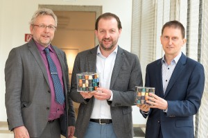 Von links: DI Erich Ehrentraut, Leiter der LINZ AG ABFALL, Vizebürgermeister Mag. Bernhard Baier und Richard Paulus, Sustainability Manager von Nespresso Österreich, stellten das neue Recycling-System in Linz für Nespresso-Kapseln vor. Foto: Stadt Linz