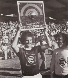 Der größte Erfolg für Erich Schreitl war zweifellos die gewonnenen Meisterschaft mit AUSTRIA WAC ELEMENTAR am Ende der Saison 1975/76. Hier im Bild rechts neben Herbert "Schneckerl" Prohaska, dem damals aufstrebenden knapp 21-jährigen Jungstar. Links im Hintergrund mit hellem Anzug und Sonnen-Brille - Austria-Coach Karl Stotz. Foto: privat