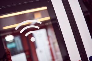 Die Gratis-WLAN Ausstattung erkennt man sofort beim Einsteigen an den Türen anhand von Piktogrammen, oder am Monitor im Fahrgastraum. Foto: ÖBB / Marek Knopp