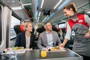 Die Bahn-Kunden haben entschieden. Auf Schiene wird vermehrt auf frisches und ein saisonal regionales Speisenangebot gesetzt. Foto: ÖBB / Eisenberger 