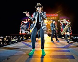 Und er fragt sich, ob er mit seinen Liedern überhaupt etwas erreichen kann. Wir wollten doch die Welt verändern, irgendwann. Sag mir, wann. Aus Udo Lindenberg / Stärker als die Zeit. Foto: Tine Acke / teNeues