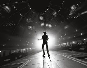 Das Mikro wie ein Lasso schwingen ... Aus Udo Lindenberg / Stärker als die Zeit. Foto: Tine Acke / teNeues