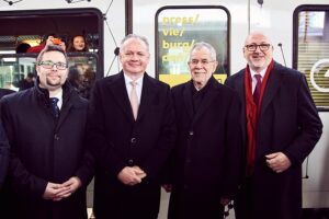 Im Bild von links: ZSSK-CEO Filip Hlubocký, Ing. Andrej Kiska, der Präsident der Slowakischen Republik, Bundespräsident Dr. Alexander Van der Bellen, sowie ÖBB-CEO Andreas Matthä eröffneten den Kunst-Zug am Hauptbahnhof Wien. Foto: ÖBB/Marek Knopp