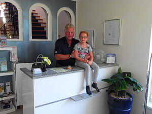 Der stolze Hotelier Friedl Koncilia und seine Tochter Lavinia. Foto: oepb