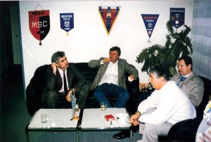 Manfred Payrhuber (ganz rechts, weißer Pullover) im März 1990 im VIP-Club des SK VÖEST im Linzer Stadion. Ganz links: OÖ-Nachrichten Sportchef Hubert Potyka. Foto: Erwin H. Aglas / oepb