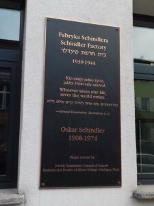 Gedenktafel am Eingang zur Fabrik von Oskar Schindler. Foto: Mag. phil. Florian Müller / Museum NÖ