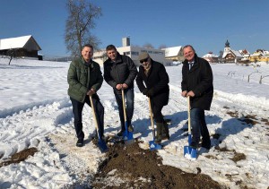 Feierlicher Spatenstich für das GRIFFNER Immobilienprojekt in St. Stefan ob Stainz. Im Bild von links: Andreas Schreiner, Obmann des Bauausschusses der Gemeinde St. Stefan ob Stainz, Stephan Oswald, Bürgermeister der hiesigen Gemeinde, sowie Harald Kurath, Projektbetreuer von GRIFFNER, mit August Ofner, Kundenberater der Raiffeisenbank Schilcherland. Foto: GRIFFNER