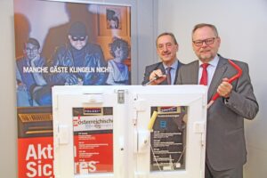 "Keine Sorgen"-Generaldirektor Dr. Josef Stockinger (rechts) und Brigadier Anton Wachsenegger warnten einmal mehr davor, nicht zu sorglos mit den eigenen vier Wänden umzugehen. Sie fliegen nach wie vor, die "schrägen Vögel". Foto: Oberösterreichische Versicherung AG