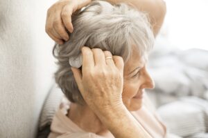 Wenn Hörgeräte nicht mehr helfen: Der Audioprozessor eines Cochlea-Implantat-Systems wird diskret am Hinterkopf angebracht und ermöglicht gutes Hören. Foto: MED-EL