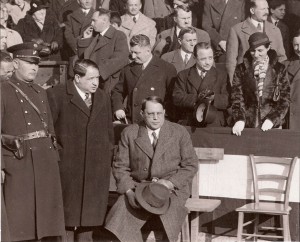 Bundeskanzler Engelbert Dollfuß, Zweiter stehend von rechts neben eleganter Dame, wurde von den Nationalsozialisten ermordet. Hier am 15. April 1934 beim Länderspiel Österreich gg. Ungarn (5 : 2) auf der Hohen Warte in Wien. Vorne sitzend: Dr. Josef Gerö, Präsident des Wiener Fußballverbandes und nach dem Krieg ÖFB-Präsident, sowie links von Gerö Dr. Emanuel "Michl" Schwarz, Präsident des FK Austria Wien. Foto: Erwin H. Aglas/oepb