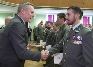 Verteidigungsminister Kunasek überreicht das Ehrengeschenk an den Lehrgangsersten, Wachtmeister Kevin Gugler. Foto: Bundesheer / Simader