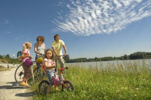 Der Freizeitsport Radfahren boomt nach wie vor. Egal ob Groß oder Klein, die Bewegung an der frischen Luft und in der herrlichen Landschaft lässt so manch große Alltagssorge klein und unbedeutend werden. Foto: Niederösterreich-Werbung/Raidt-Lager