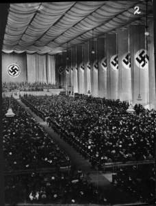 Reichskanzler Adolf Hitler spricht am 9. April 1938 in der Nordwestbahnhalle in Wien. Foto: Bildarchiv der ÖNB 