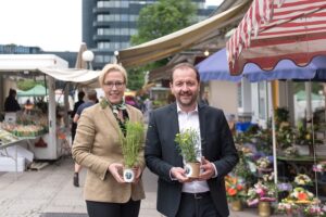 Der Linzer Marktreferent Mag. Bernhard Baier und Mag.a Anke Merkl MBA am Südbahnhofmarkt, dem bekanntesten und bestbesuchten Frischemarkt der oberösterreichischen Landeshauptstadt. Foto: Stadt Linz