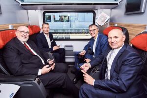 Von links: Andreas Matthä, ÖBB Holding Vorstandsvorsitzender, Marcus Grausam, A1 CEO/CTO, Jan Trionow, CEO Hutchison Drei Austria, sowie Rüdiger Köster, CTO T-Mobile Austria - sitzen zwar optisch nicht in einem Boot, jedoch in einem ÖBB-Abteil und ziehen gemeinsam am Strang der Telekommunikation. Foto: ÖBB / Marek Knopp