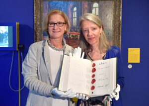 Übergabe Leihgabe Staatsvertrag. NÖ Landeshauptfrau Johanna Mikl-Leitner (links), sowie Stella Rollig (Generaldirektorin Belvedere Wien). Foto: NLK Pfeiffer