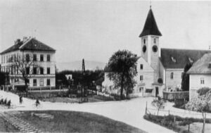 Blick auf den Ortsplatz von St. Peter. Jenes idyllisch gelegene Kleinod wurde komplett dem Erdboden gleichgemacht. Seit nunmehr 80 Jahren befindet sich dort das Areal der heutigen voestalpine. Foto: Archiv der Stadt Linz