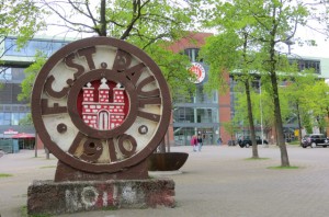 "Auf St. Pauli brennt nicht nur noch Licht", man freut sich bei den "Freibeutern der Liga" auch auf zwei spannende Stadt-Duelle mit dem großen Rivalen HSV. Foto: oepb