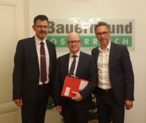 Von links: Pascal Chaumont (Referent für Beschäftigung, Soziales und Agrarfragen), Arnaud Brizay (Botschaftsrat für Landwirtschaft), sowie Bauernbund-Präsident Georg Strasser. Foto: Bauernbund