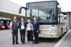 Österreichs größtes Busunternehmen erhielt das renommierte Gütesiegel für eine herausragende Markenführung. Von links: Thomas Moritz (Postbus-Lenker), Thomas Duschek (Geschäftsführer ÖBB-Postbus GmbH), Silvia Kaupa-Götzl (Geschäftsführerin ÖBB-Postbus GmbH), sowie András Wiszkidenszky (Regional Director Superbands Austria) Foto: Rastegar 