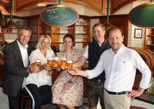 Stoßen auf ein erfolgreiches Jahr Linzer Bierwirte an: v.l.: Josef Paukenhaider (Verkaufsdirektor Brau Union Österreich), Margot Koll (Wia z¹Haus Lehner), Lisa Sigl und Michael Nell (Bärenstube), sowie der Vizebürgermeister Mag. Bernhard Baier. Foto: Stadt Linz