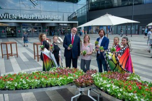 Mit einem blühenden Schmetterling soll ein Zeichen für Artenschutz gesetzt werden. Von links: ÖBB Vorstandsvorsitzender Mag. FH Ing. Andreas Matthä, GLOBAL 2000 Geschäftsführerin Leonore Gewessler und bellaflora Geschäftsführer Mag. Franz Koll gestalteten den Schmetterling am Hauptbahnhof Wien mit. Foto: ÖBB / Zenger