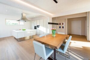 Der GRIFFNER BUNGALOW vereint natürliche Materialien, durchdachte Grundrisse und Raumhöhen von 2,72 m ...