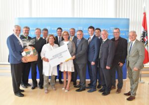 Freuen sich auf die Landesausstellung 2022 in Marchegg und der umliegenden Region: Landeshauptfrau Johanna Mikl-Leitner, der Bürgermeister d. Stadtgemeinde Marchegg Gernot Haupt gemeinsam mit den Bürgermeistern der Region Marchfeld. Foto: NLK Pfeiffer