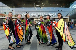 Viele bunte Schmetterlinge machten am Tag der Umwelt am Wiener Hauptbahnhof Passantinnen und Passanten über die Gefährdung des Schmetterlings aufmerksam. Zahlreiche Interessierte schmückten einen überdimensionalen Schmetterling mit Eisbegonien von bellaflora. Foto: ÖBB / Zenger